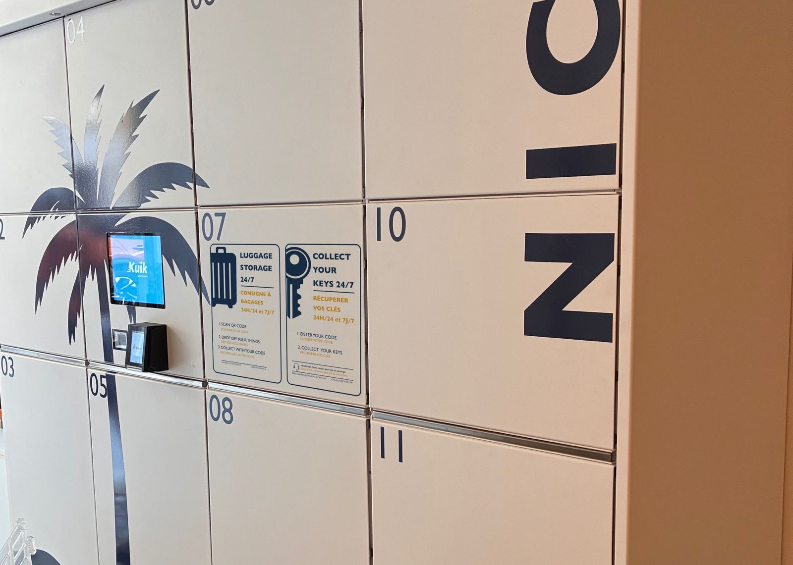 Borne tactile de dépôt de bagages en libre-service chez OHLALA Lockers Nice