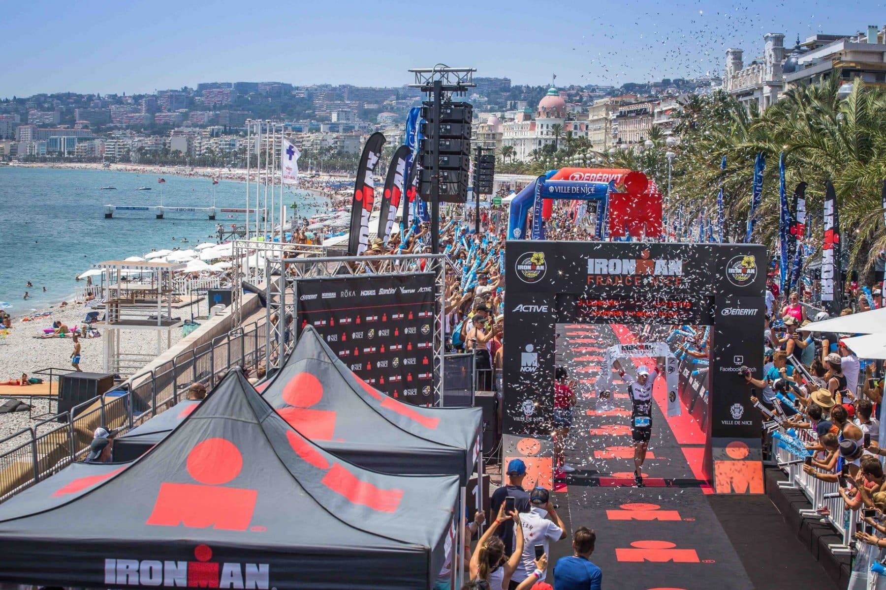 Coureurs de l'Ironman sur la Promenade des Anglais à Nice
