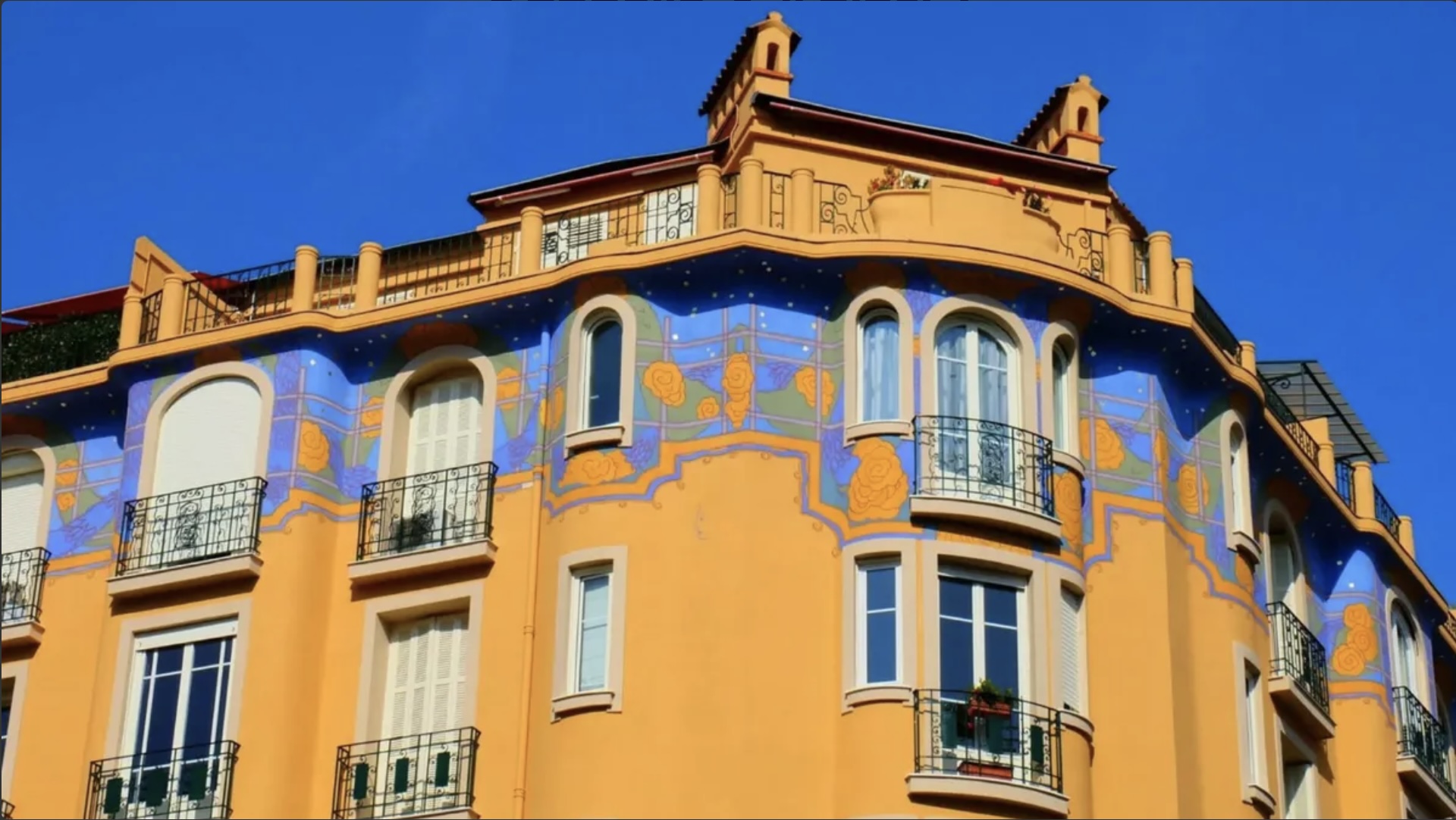 La Pergola, one of most iconic buildings in the district of Musiciens, juste 300m from OHLALA Lockers
