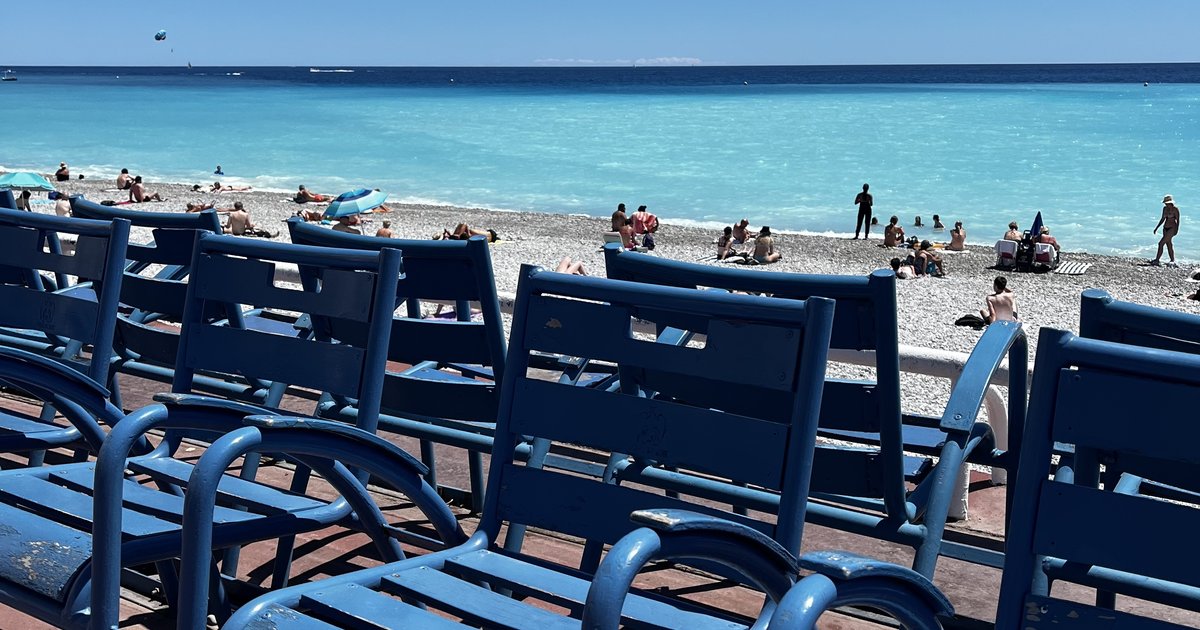 Chaises bleues emblématiques sur la Promenade des Anglais à Nice, front de mer ensoleillé, Côte d'Azur