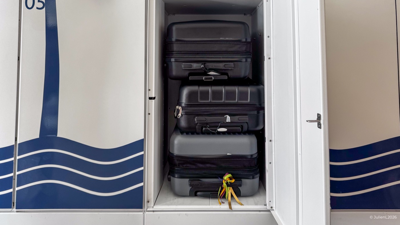 Casier OHLALA Lockers ouvert avec plusieurs valises rangées